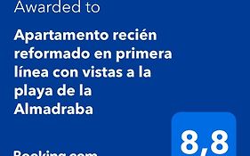 Apartamento recién reformado en primera línea con vistas a la playa de la Almadraba